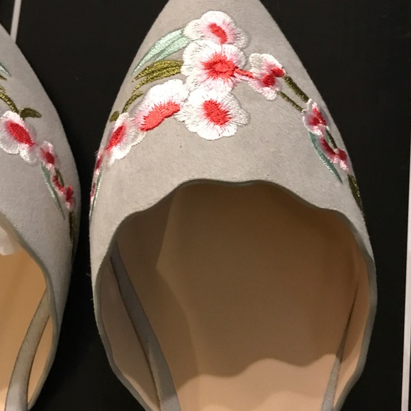 New in box! Gray suede PU floral embroidered flats - Picture 5 of 5